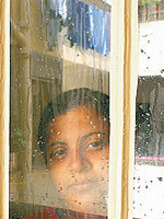 PELA JANELA A auxiliar de limpeza Alessandra Souza de Lima olha pela janela o ptio do prdio em que mora no Brs (centro de SP)