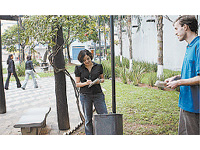 Daniela Arrais e Felipe Bchtold percorrem rua de So Paulo para contar e avaliar nmero de lixeiras da metrpole