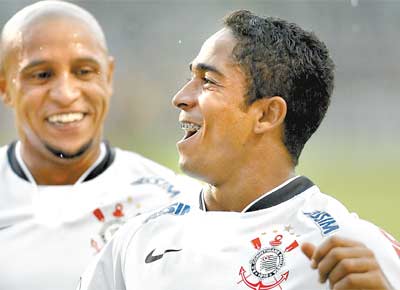 Roberto Carlos e Jorge Henrique comemoram o gol