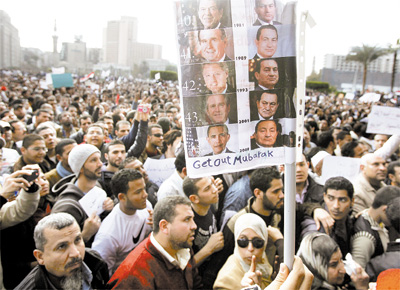Egpcios exibem cartaz com imagens de Mubarak e dos 5 presidentes dos EUA desde 1981