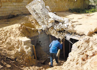 <b>MASMORRA REVELADA:</b> Cela subterrnea de concreto achada em quartel de Khatiba, em Benghazi, onde centenas de prisioneiros ficavam no escuro e na umidade