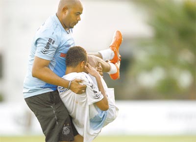 Neymar sai de treino do Santos após de levar um pisão; lesão não deve impedir que ele jogue no domingo contra o Corinthians