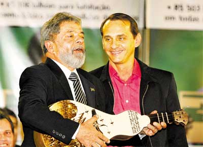 O presidente Lula com violo presenteado pelo prefeito de Cuiab, Wilson Santos ( dir.), no lanamento do PAC em Mato Grosso