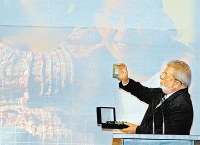 Lula com amostra de nafta produzida a partir do petrleo do pr-sal;<br>ele sugeriu que os congressistas dessem 'uma cheiradinha'