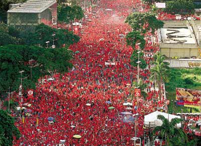Ato em Caracas a favor das reformas de Hugo Chvez, que sero submetidas amanh referendo