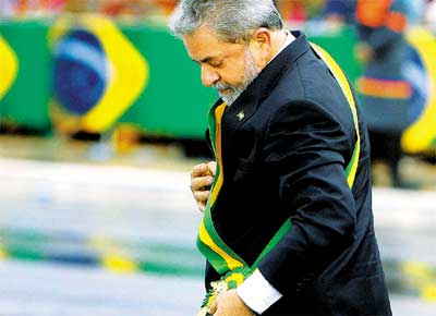 O presidente Lula ajeita a faixa presidencial ao chegar ao Palcio do Planalto aps tomar posse para o 2 mandato