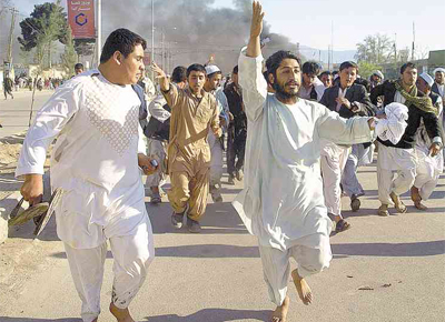 Afegos em Mazar-i-Sharif entoam slogans contra os Estados Unidos em protesto contra queima do Coro por um pastor americano