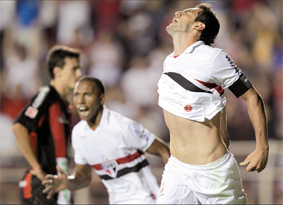 Rhodolfo comemora o segundo gol do So Paulo