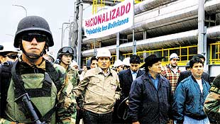 O presidente Morales (centro, de capacete) no campo de gs em que anunciou a nacionalizao, explorado pela Petrobras