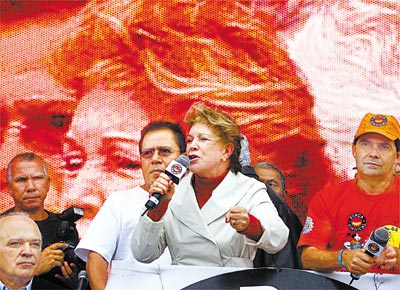 No 1 de Maio, a ministra do Turismo, Marta Suplicy, recebe vaias ao discursar ao lado de Paulinho, da Fora Sindical, em So Paulo