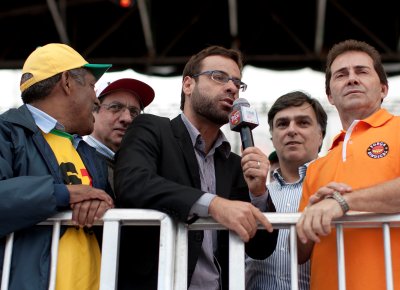 Novo ministro do Trabalho, Brizola Neto, discursa em festa das centrais sindicais ao lado do deputado Paulinho, do PDT ( dir.)