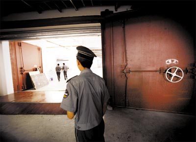 Bunker construdo no 2 subsolo do Cubo D'gua, em Pequim; vigiado por policiais, ele visa proteger celebridades de eventuais atentados