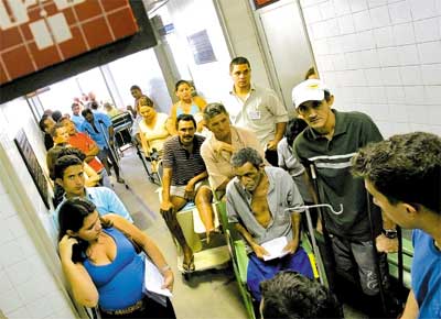 Pacientes aguardam atendimento no Instituto Jos Frota, em Fortaleza (CE); superlotao atinge vrios hospitais do Nordeste