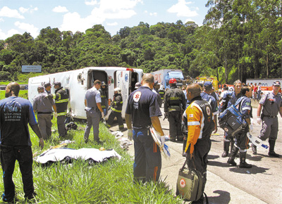 Morte na estrada: Equipes trabalham no resgate das vtimas do capotamento de um nibus na rodovia Ferno Dias, em Mairipor