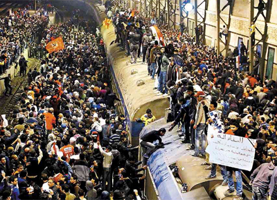 <B>FRIA PS-TRAGDIA:</b> Multido invade estao de trem no Cairo (Egito) para receber torcedores que voltavam do jogo onde 74 morreram