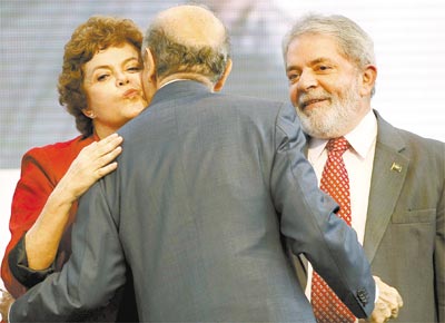 Observados pelo presidente Lula, Dilma Rousseff (PT) e Jos Serra (PSDB), pr-candidatos  Presidncia, trocam beijos em Sorocaba (SP)