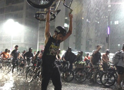 Manifestante ergue bicicleta em protesto na av. Paulista aps morte de ciclista atropelada