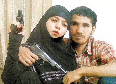 Foto de Dzhennet Abdurakhmanova, 17, com seu noivo, Umalat Magomedov, rebelde morto por tropas da Rssia no final de 2009