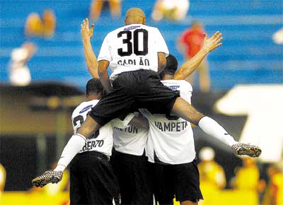 Carlos Alberto, Carlão, Vampeta e Nilton comemoram gol do volante