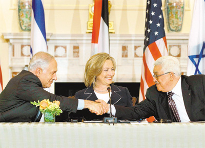 Com a secretria de Estado dos EUA, Hillary Clinton, ao meio, Binyamin Netanyahu e Mahmoud Abbas apertam as mos na cpula da paz, que chegou ao fim com promessas vagas e novas datas de reunio