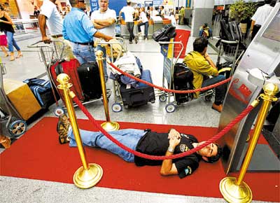 Cansado de esperar vo, passageiro dorme no saguo do aeroporto de Salvador