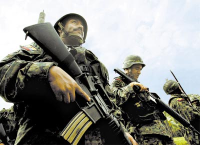 Soldados do Equador esperam helicptero que os levaria  regio de Angostura, onde ataque da Colmbia matou nmero 2 das Farc