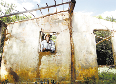 Jos Olmpio nas runas de sua casa, na zona rural de Carabas (MG), destruda em 2007 no primeiro terremoto com morte no pas