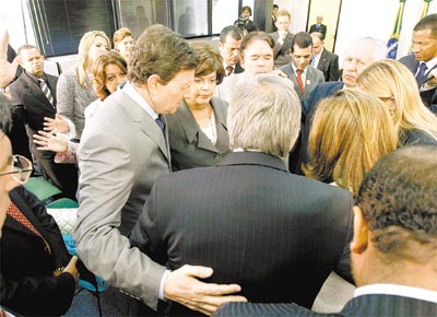 A ministra Dilma Rousseff participa, ao lado do senador Marcelo Crivela, de uma orao com o apstolo Estevam Hernandes e a bispa Snia Hernandes por sua sade e pela eleio de 2010