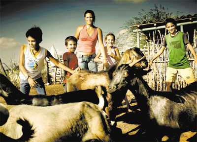 Lucivane dos Santos com os filhos em Santa Brbara (BA), que recebeu animais do programa para aprimorar a qualidade do rebanho do Estado