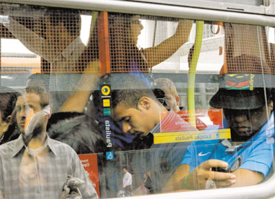Passageiros em nibus em frente  estao Paulista,<br>que fechou ontem pela manh