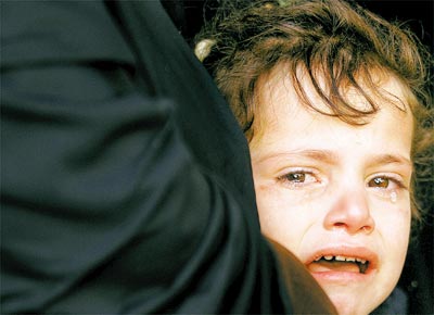 Menina palestina chora durante funeral de seu irmo, morto aps ataque areo israelense na regio norte da faixa de Gaza.