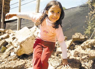 <b>JOYCE EST BEM:</b> A brasileira Joyce Penha, 7, brinca em escombros em Constitucin (Chile); s cinco dias depois do terremoto, o pai da menina, que mora no Brasil, teve a confirmao de que ela estava bem