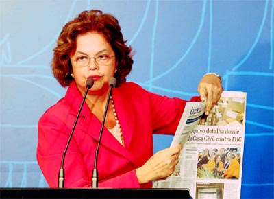Em entrevista, Dilma exibe exemplar da <b>Folha</b> com reportagem sobre a montagem do dossi com despesas do ex-presidente FHC