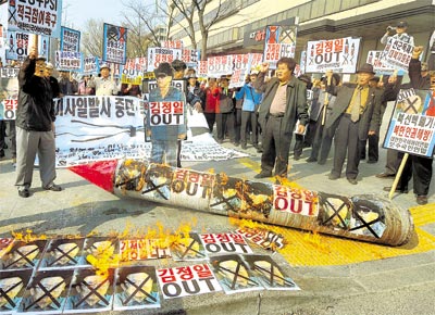 Perto da Embaixada dos EUA, militantes da Coreia do Sul queimam rplica de foguete em protesto contra o teste da Coreia do Norte
