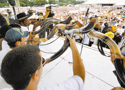Em palco montado na Esplanada dos Ministrios, ruralistas tocam berrantes em ato pela aprovao da reviso do Cdigo Florestal