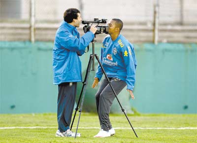 Robinho brinca com a câmera em treino