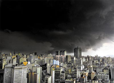 Nuvem cobre o centro de So Paulo, onde a chuva alagou ruas, deixou sem luz dez bairros e parou o aeroporto de Congonhas por 30 minutos