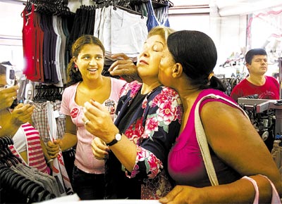 Em loja da av. M'Boi Mirim, na zona sul de<BR> SP, a petista Marta Suplicy ganha beijo
