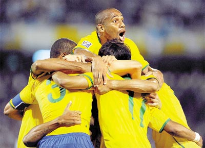 Maicon e companheiros festejam o primeiro gol do Brasil