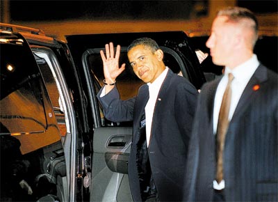 Barack Obama, presidente eleito dos EUA, acena para reprteres ao sair de seu escritrio de campanha em Chicago, ontem  noite