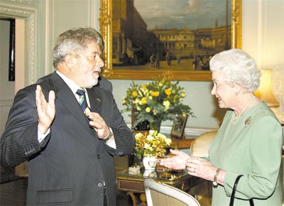 <b>QUE REI SOU EU? </b>O presidente Lula se encontra com a rainha<br>Elizabeth 2 no Palcio de Buckingham, em Londres