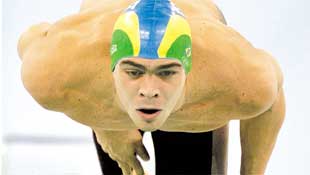O nadador brasileiro Kaio Mrcio, 21, salta para ganhar a medalha de ouro dos 100 m borboleta no Mundial de Xangai