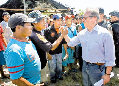 O ministro Tarso Genro cumprimenta ndios acampados prximo  fazenda onde houve o conflito; ele pediu que tenham calma