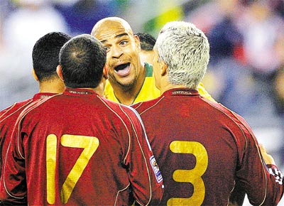 O atacante Adriano discute com jogadores venezuelanos durante a derrota do Brasil por 2 a 0, em amistoso em Boston