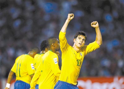 O meia Kak comemora o quarto gol brasileiro em Montevidu