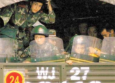 Soldados chineses patrulham, no oeste da China; tenso na rea evoluiu para os piores choques tnicos no pas na dcada