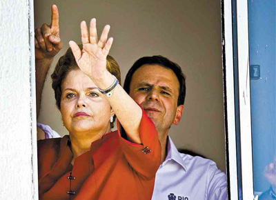 Com o prefeito Eduardo Paes (PMDB), Dilma entrega imveis no Rio; casualmente, eles formaram o 15, nmero do PMDB