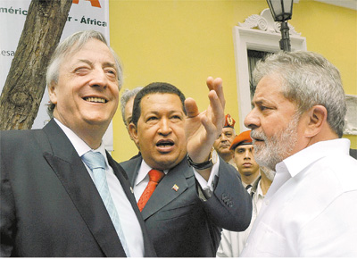 <b>LOS TRES AMIGOS</b> O secretrio-geral da Unasul, Nstor Kirchner, o presidente Hugo Chvez e Lula em Caracas