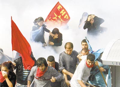 <b>CORTINA DE FUMAA</b>: Ativistas so alvo de gs lacrimogneo em Istambul, em protesto anti-FMI em que cem pessoas foram presas