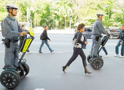 PMs patrulham a avenida Paulista usando patinetes eltricos, ainda em teste, que atingem at 20 km/h e custam R$ 25 mil cada um; objetivo, segundo a polcia,  atender mais rpido a ocorrncias na regio